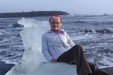 Пенсионерка села на льдину и уплыла на ней в море