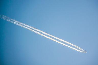 Очевидец заснял опасное сближение пассажирских самолетов в небе