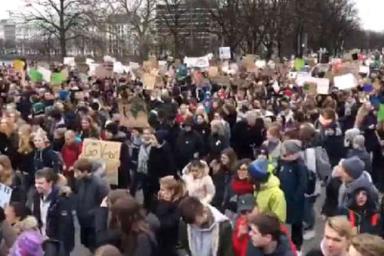 Три тысячи школьников митинговали против глобального потепления