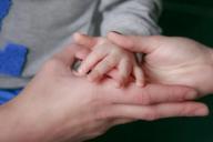 Женщина утопила новорожденного ребенка 15-летней дочери, чтобы «избежать позора»