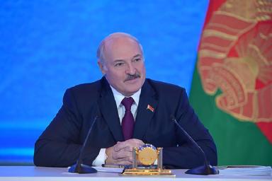 Лукашенко поздравил соотечественниц с Днем женщин