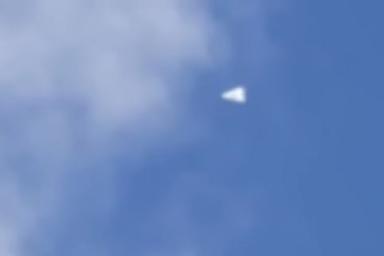 В Амстердаме наблюдали полет странного треугольного НЛО