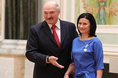 Александр Лукашенко вручил госнаграды многодетным матерям