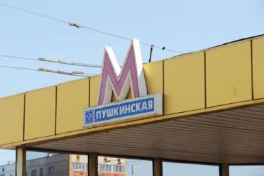 На станции метро «Пушкинская» мужчина упал между вагонами