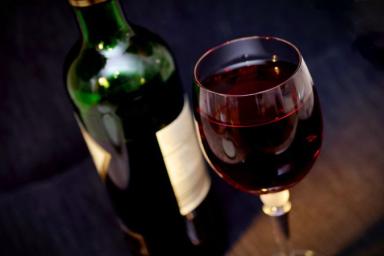Ученые рассказали, почему опасно пить вино