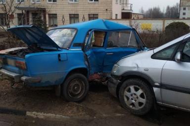 В результате столкновения легковушек в Лепеле пострадал водитель