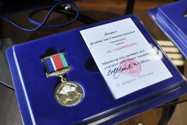 Глава МВД вручил награды школьникам, пострадавшим при нападении в Столбцах