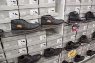 В Гродно двое мужчин украли из магазинов элитный коньяк и 5 пар обуви