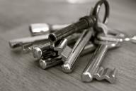 Ключ подошел: в Лиде пенсионерка из камеры хранения в гипермаркете украла дамскую сумочку