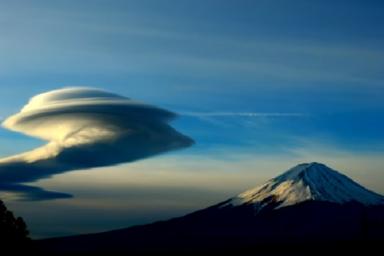 Над вулканом Фудзи в Японии появился огромный маскирующийся НЛО