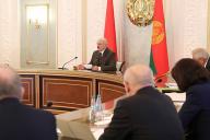 Лукашенко: надо научиться отвечать распространителям фейков их же оружием