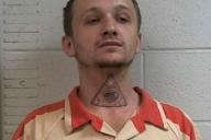 Заключенный в наручниках сбежал на полицейской машине, взяв в заложницы женщину