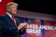 Библию с автографом Трампа продали за 325 долларов