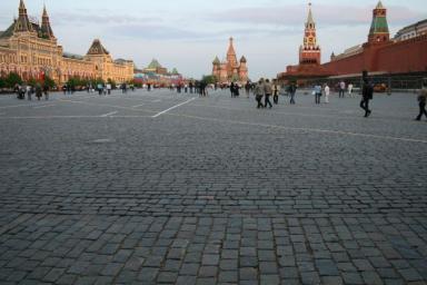 В Москве мужчина пытался облить маслом Мавзолей с криками «Вставай»