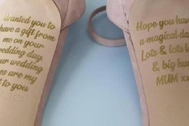 Невеста нашла тайное послание от умершей матери на свадебных туфлях