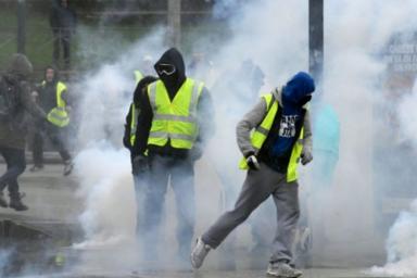Протесты «желтых жилетов» в Париже: полиция применила слезоточивый газ и водометы