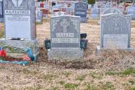 Женщина провалилась в могилу родителей и пробыла там несколько часов