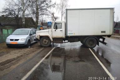 Грузовик без водителя протаранил «Фольксваген» в Быховском районе