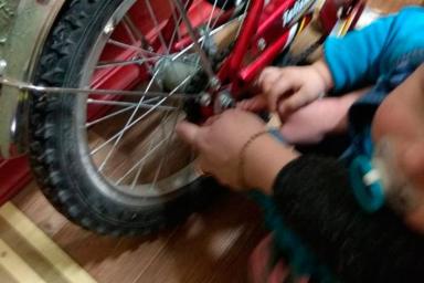 В Витебске спасатели помогли мальчику достать руку из велосипедной цепи