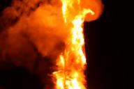 Искры поднялись почти на 100 метров. Как горел самый большой костер в мире 