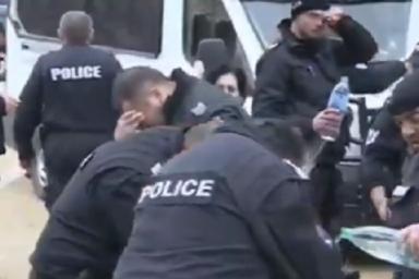 Полицейские на митинге атаковали газом самих себя