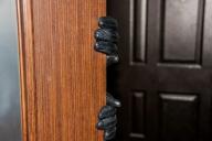 Мужчина до полусмерти избил бейсбольной битой вора, проникшего в его дом