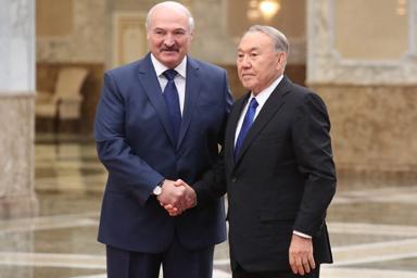 Лукашенко поговорил с Назарбаевым по телефону