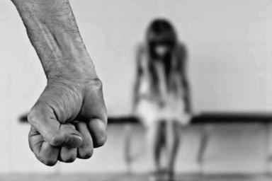 Пьяный гинеколог изнасиловал девственницу-студентку на рабочем месте