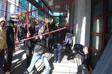 Протестующие в Албании штурмуют здание правительства
