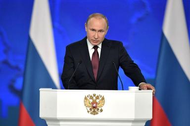 Путин подписал законы о наказании за фейки и оскорбление власти
