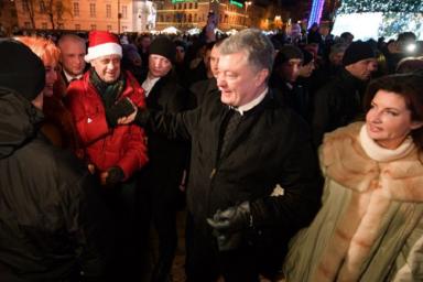 Президент Порошенко пришел встречать Новый год на Софиевскую площадь