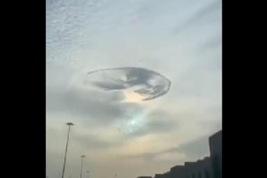 Загадочная дыра в небе испугала жителей ОАЭ
