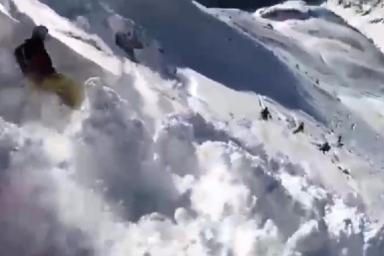 Группу горнолыжников в Альпах накрыла снежная лавина