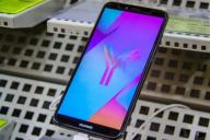 В Жодино мужчина «перепутал со своим» новенький телефон в магазине