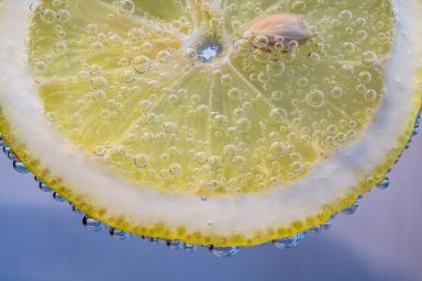 Медики объяснили, почему каждый день нужно пить воду с лимоном