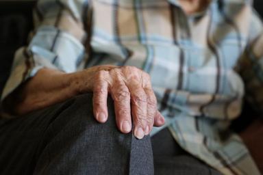 Ученые нашли причину хрупкости костей у пожилых людей