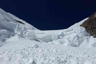 Несколько человек погребены под лавиной на швейцарском курорте