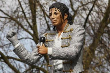 Статую Майкла Джексона снесли в Лондоне из-за скандального фильма