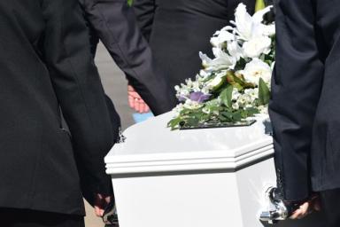 Семья получила штраф за уход с похорон на 14 секунд позже положенного