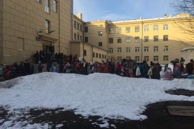 В Петербурге массово эвакуируют торговые центры, школы и рынки из-за сообщений о бомбах