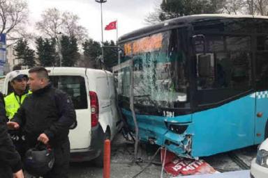 Автобус врезался в пешеходов в Стамбуле