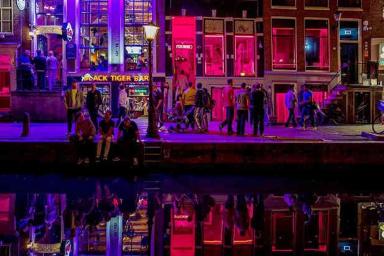 Власти Амстердама запретят экскурсии по «кварталу красных фонарей»