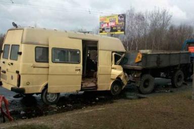 Микроавтобус врезался в прицеп трактора в Бресте