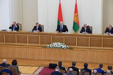 Лукашенко посоветовал чиновникам каждый вечер проходить пешком по пять километров