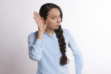 Ученые определили, какое ухо лучше слышит речь, а какое – музыку