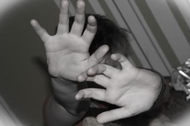 Пять мужчин изнасиловали девочку по дороге в школу