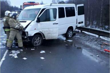 В России белорусский микроавтобус врезался в ограждение, есть пострадавшие