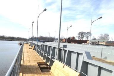 В Пинск доставили наплавной мост