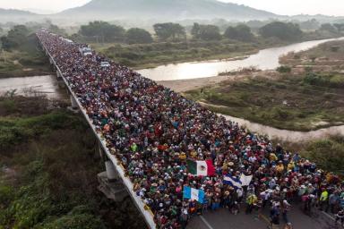 Через Мексику к США направляется новый караван мигрантов