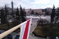 Минчанин вывесил в окне БЧБ-флаг. Подъемный кран приехал его снять